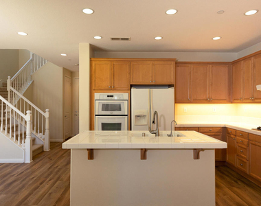 326 Lakeview Court - Photo Thumbnail 3