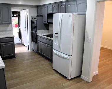 9642 Yolanda Avenue - Photo Thumbnail 11