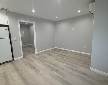 6504 Hesperia Avenue - Photo Thumbnail 2