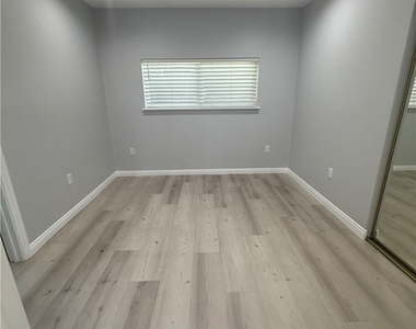 6504 Hesperia Avenue - Photo Thumbnail 4