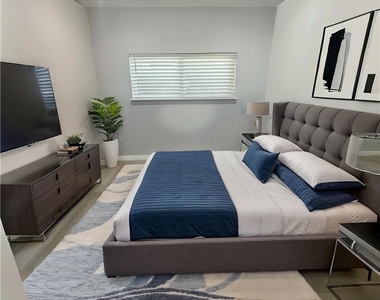 6504 Hesperia Avenue - Photo Thumbnail 3