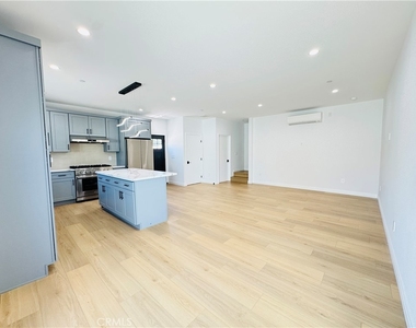 7744 1/2 Vassar Avenue - Photo Thumbnail 10