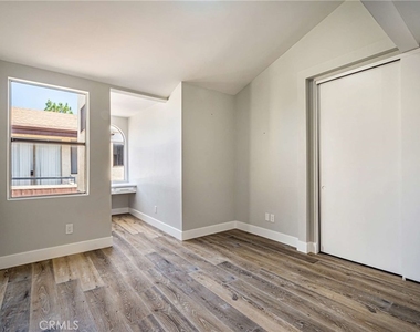 6323 Reseda Boulevard - Photo Thumbnail 8