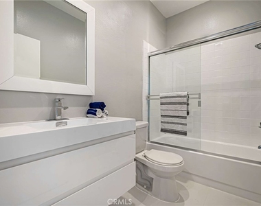 6323 Reseda Boulevard - Photo Thumbnail 5