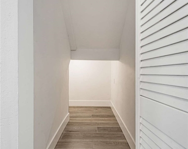 6323 Reseda Boulevard - Photo Thumbnail 6