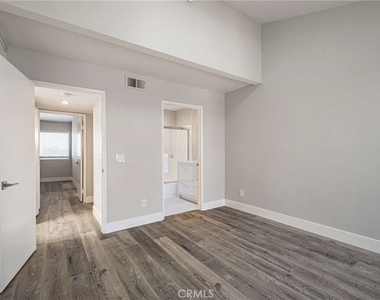 6323 Reseda Boulevard - Photo Thumbnail 9