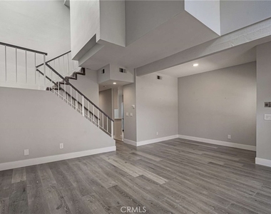6323 Reseda Boulevard - Photo Thumbnail 1