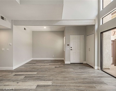 6323 Reseda Boulevard - Photo Thumbnail 2