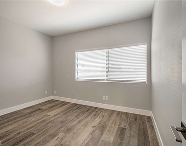 6323 Reseda Boulevard - Photo Thumbnail 3