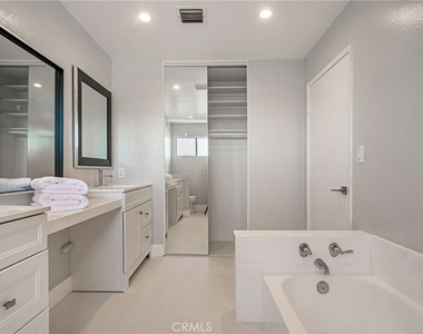 6323 Reseda Boulevard - Photo Thumbnail 17