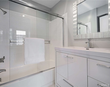 6323 Reseda Boulevard - Photo Thumbnail 10