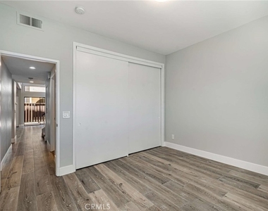 6323 Reseda Boulevard - Photo Thumbnail 4