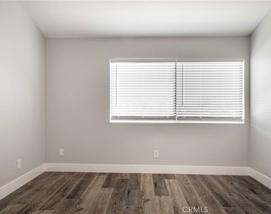 6323 Reseda Boulevard - Photo Thumbnail 12