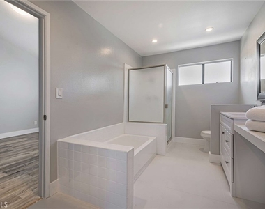 6323 Reseda Boulevard - Photo Thumbnail 16