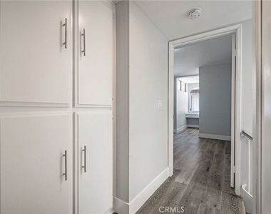 6323 Reseda Boulevard - Photo Thumbnail 11