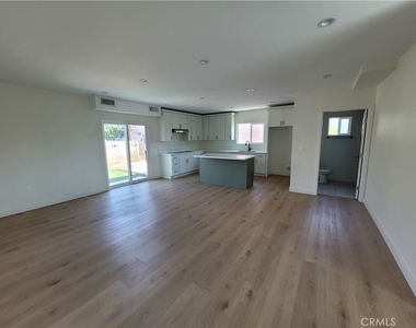 11864 Borden Avenue - Photo Thumbnail 5