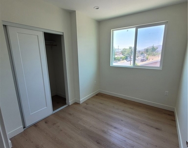 11864 Borden Avenue - Photo Thumbnail 14