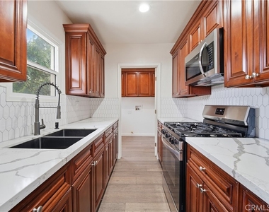 7620 Variel Avenue - Photo Thumbnail 8