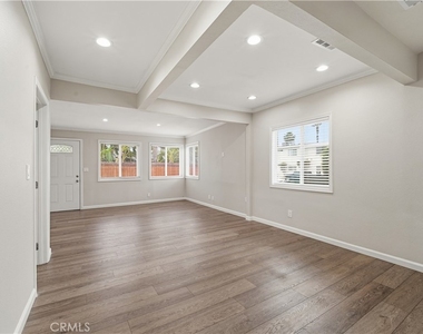 7620 Variel Avenue - Photo Thumbnail 15
