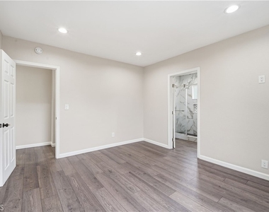 7620 Variel Avenue - Photo Thumbnail 19