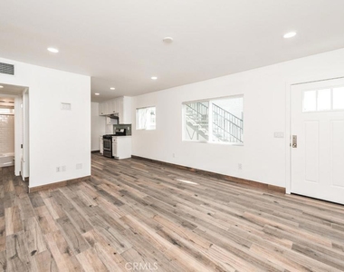 555 N Olive Street - Photo Thumbnail 3