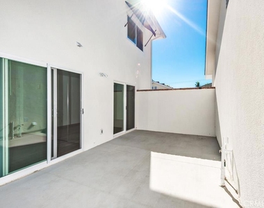 555 N Olive Street - Photo Thumbnail 7