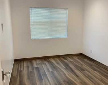 557 N Olive Street - Photo Thumbnail 6
