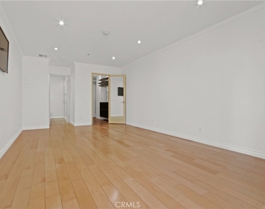 121 S Hope Street - Photo Thumbnail 4