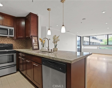 121 S Hope Street - Photo Thumbnail 2