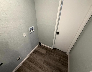 890 Rider Avenue - Photo Thumbnail 15