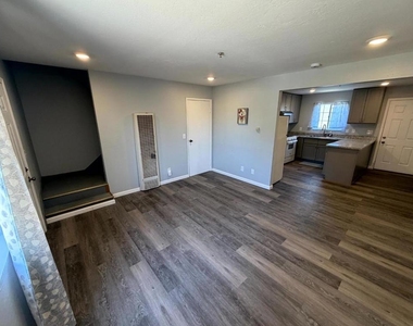 890 Rider Avenue - Photo Thumbnail 10