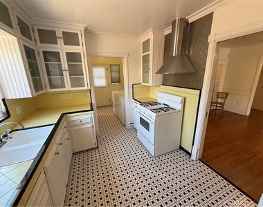 929 E Grand Boulevard - Photo Thumbnail 7