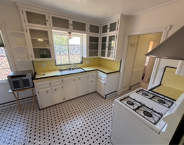 929 E Grand Boulevard - Photo Thumbnail 6