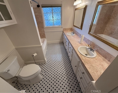 929 E Grand Boulevard - Photo Thumbnail 14