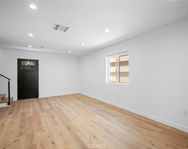 17807 Ludlow Street - Photo Thumbnail 6