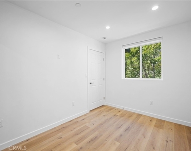 17807 Ludlow Street - Photo Thumbnail 12