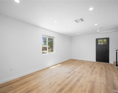 17805 Ludlow Street - Photo Thumbnail 7
