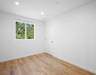 17805 Ludlow Street - Photo Thumbnail 13