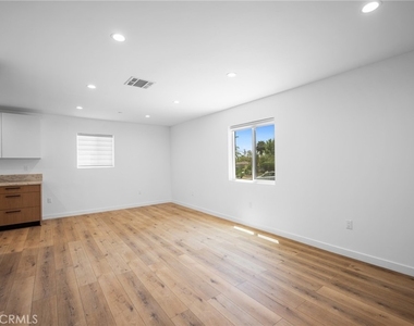 17805 Ludlow Street - Photo Thumbnail 4