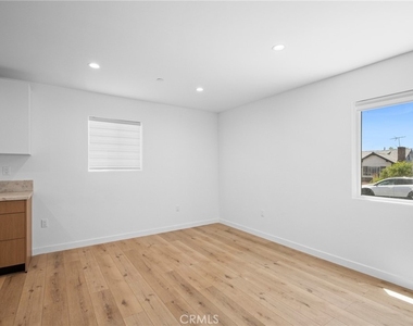 17805 Ludlow Street - Photo Thumbnail 8