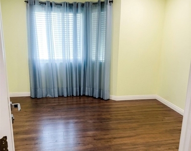 15050 Sherman Way - Photo Thumbnail 10