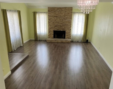 15050 Sherman Way - Photo Thumbnail 4