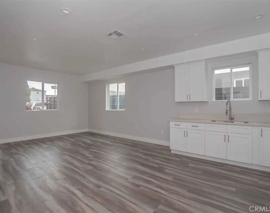 127 W Imperial - Photo Thumbnail 7