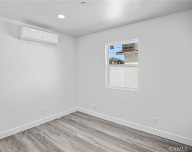 1021 Columbia - Photo Thumbnail 9