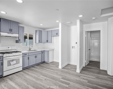 1021 Columbia - Photo Thumbnail 4