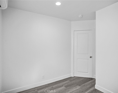 1021 Columbia - Photo Thumbnail 6