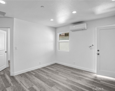 1021 Columbia - Photo Thumbnail 2