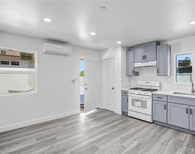 1021 Columbia - Photo Thumbnail 3