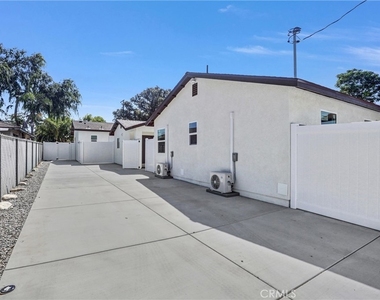 1021 Columbia - Photo Thumbnail 12