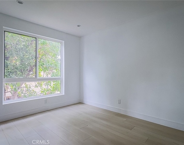 11814 Gilmore Street - Photo Thumbnail 15